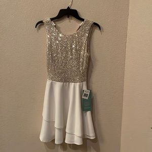 Brand is B.Smart, bought from Dillards. Size 1 Women. Color is Cream and White.